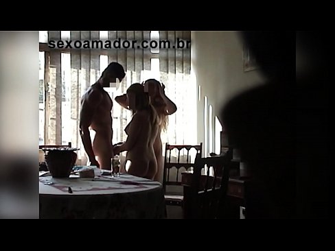 ❤️ Sexu-lagunek gizon erraldoi bat eta hirukote batera gonbidatzen dituzte berarekin ️❌ Porno fb gugan