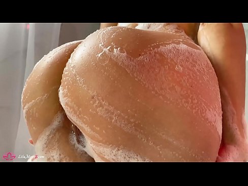 ❤️ Brunette pussy bibragailuarekin masturbatzen du dutxan orgasmo bizia lortzeko ️❌ Porno fb gugan