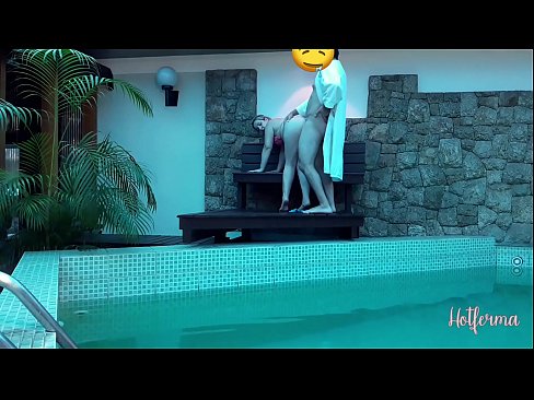 ❤️ Boss neskamea igerilekura gonbidatzen du, baina ezin izan dio beroari eutsi ️❌ Porno fb gugan