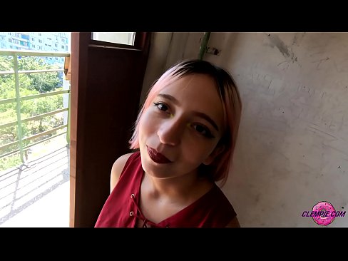 ❤️ Ikasle sentsuak arrotz bat zurrupatzen du kanpoaldean - Cum On His Face ️❌ Porno fb gugan